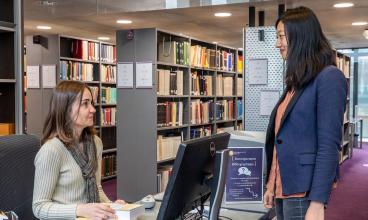 Communication des livres des magasins au bureau de renseignement bibliothèque ENS